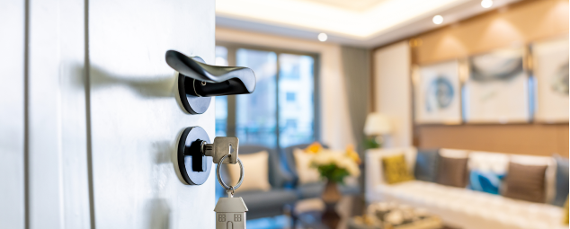 鍵のささったドアの写真